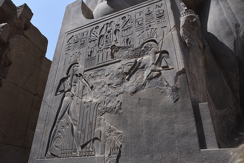 71 MAK_6221.jpg - Sulla sinistra, Hapi tiene steli di loto, che simboleggia l'Alto Egitto. Sulla destra, tiene steli di papiro, che rappresenta il Basso Egitto.